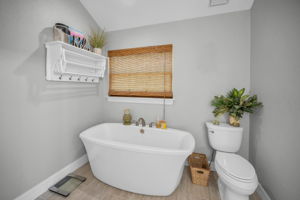 Upper Level Primary Bathroom1f