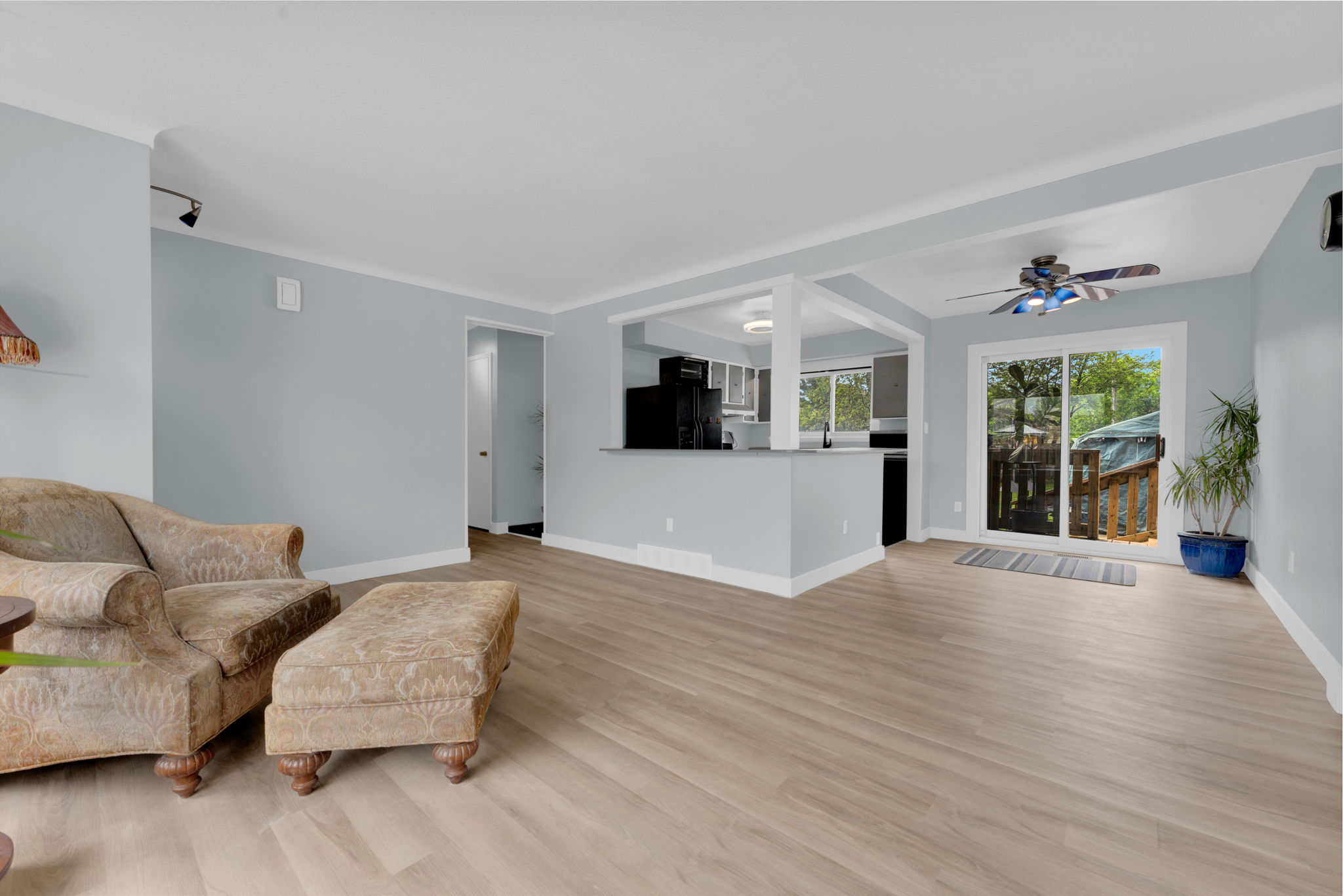  Photo 8