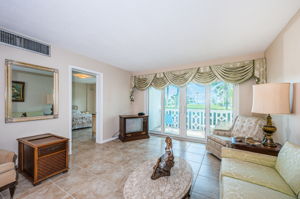 Living Room 4-2