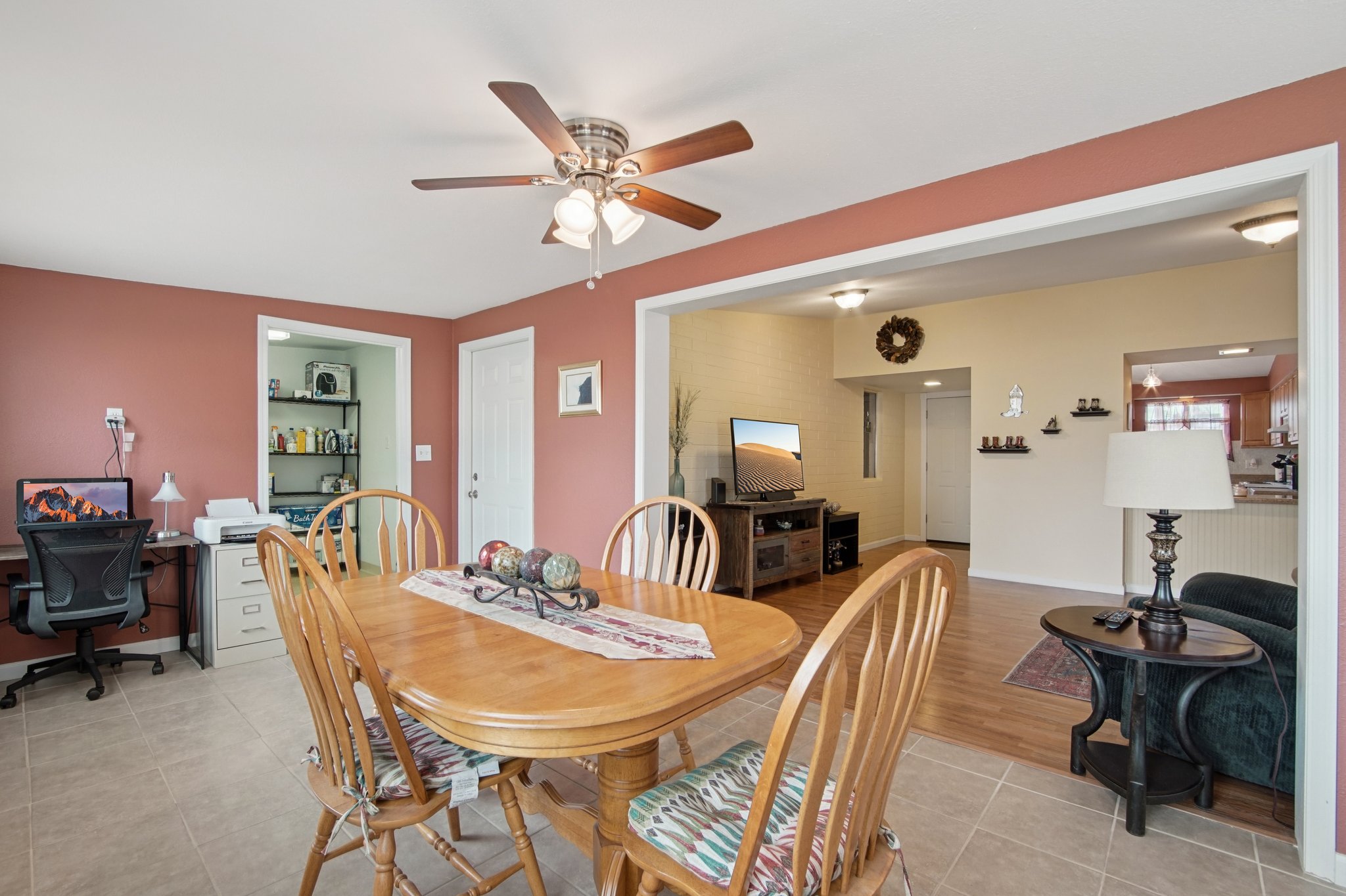 W Windsor Dr-S1902-010.jpg