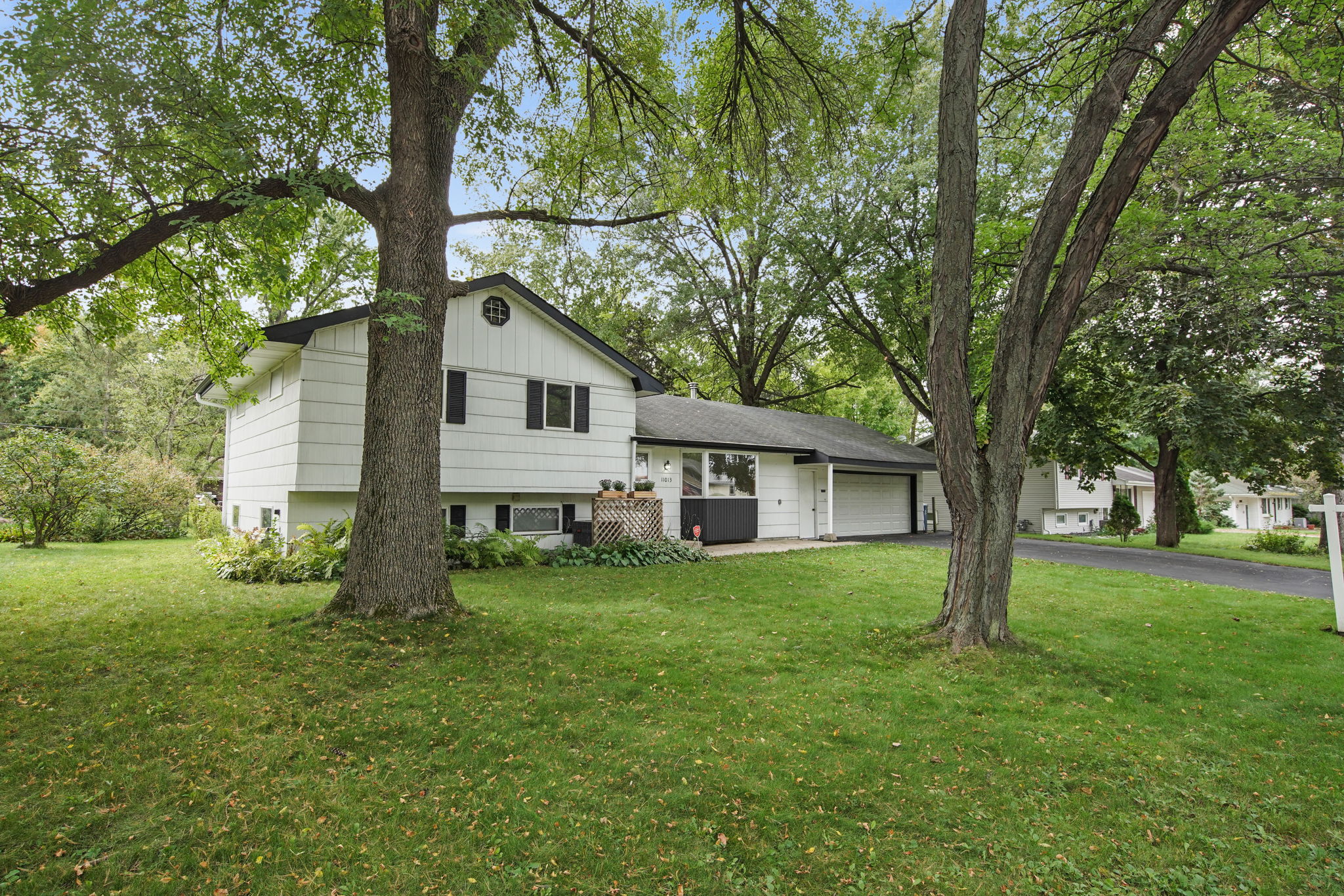 11013 Oak Knoll Terrace N, Hopkins, MN 55305 Mint Real Estate Photography