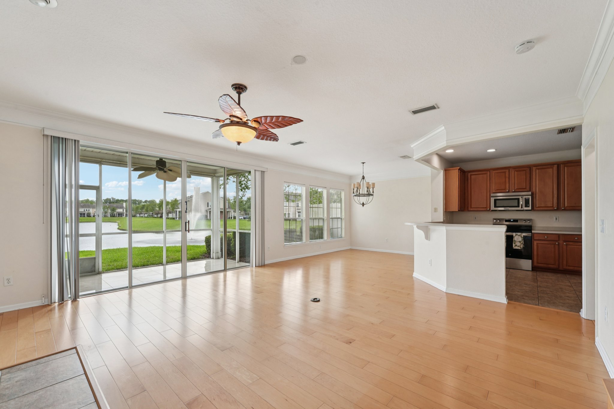 Castlemain Cir E-S1104-007.jpg