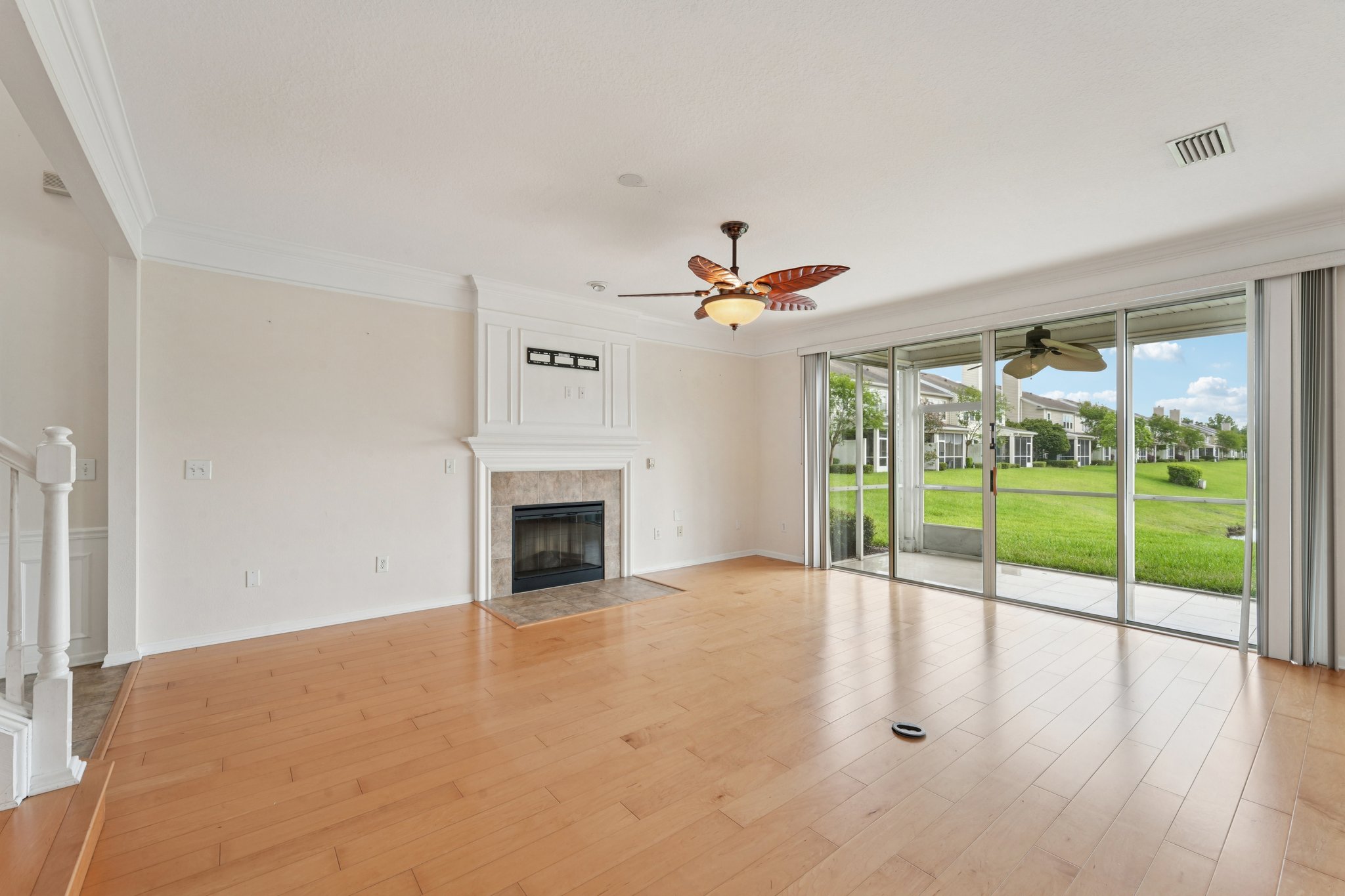 Castlemain Cir E-S1104-010.jpg