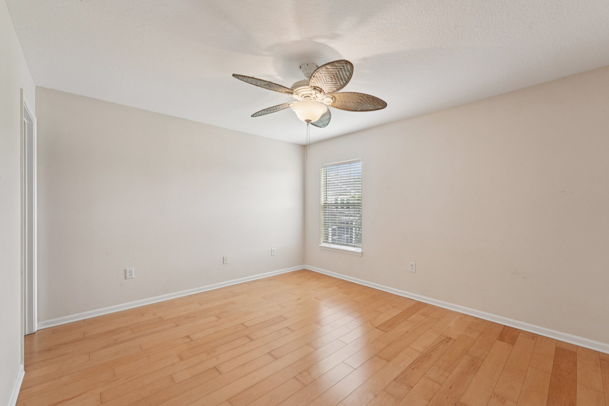 Castlemain Cir E-S1104-024.jpg