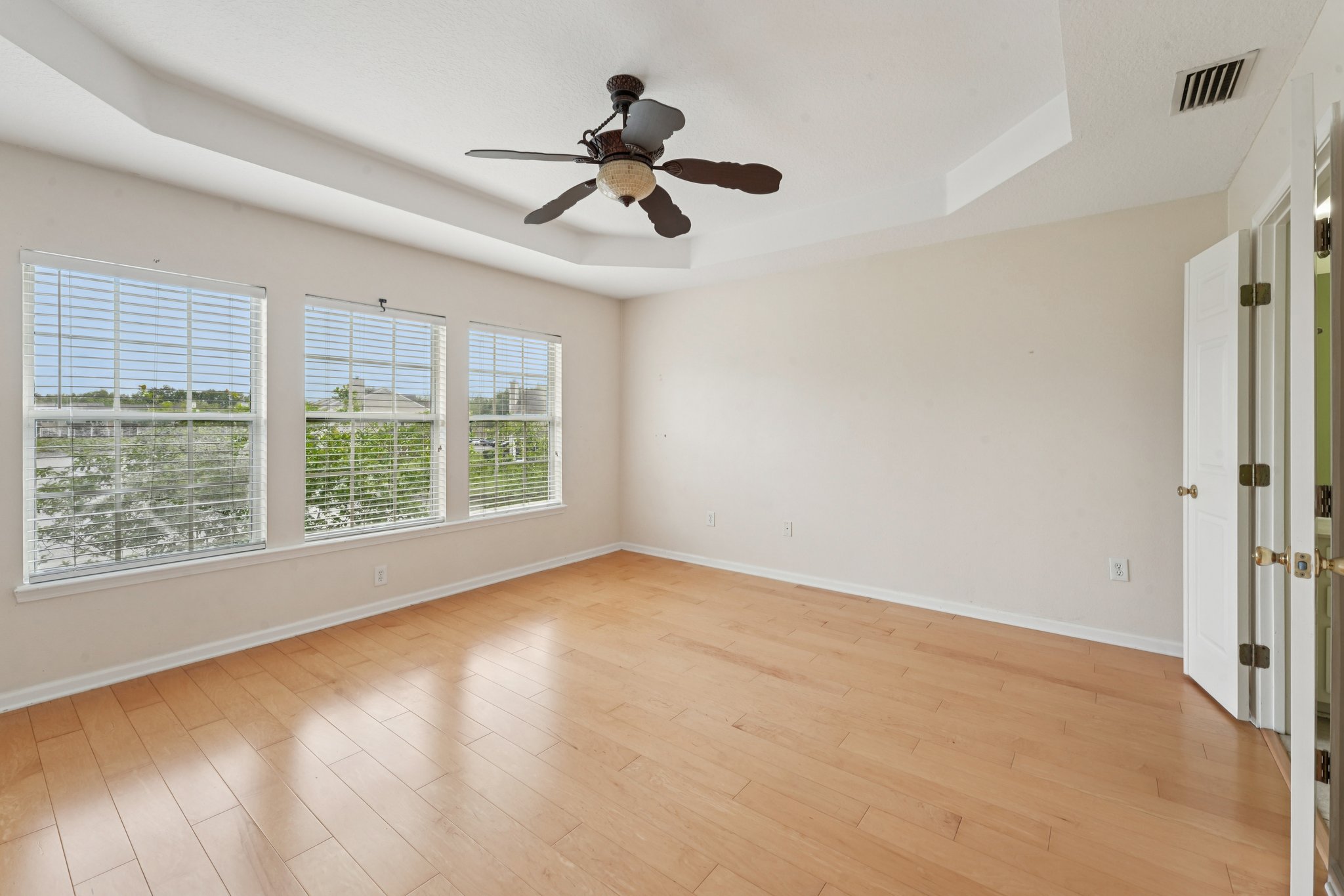 Castlemain Cir E-S1104-026.jpg