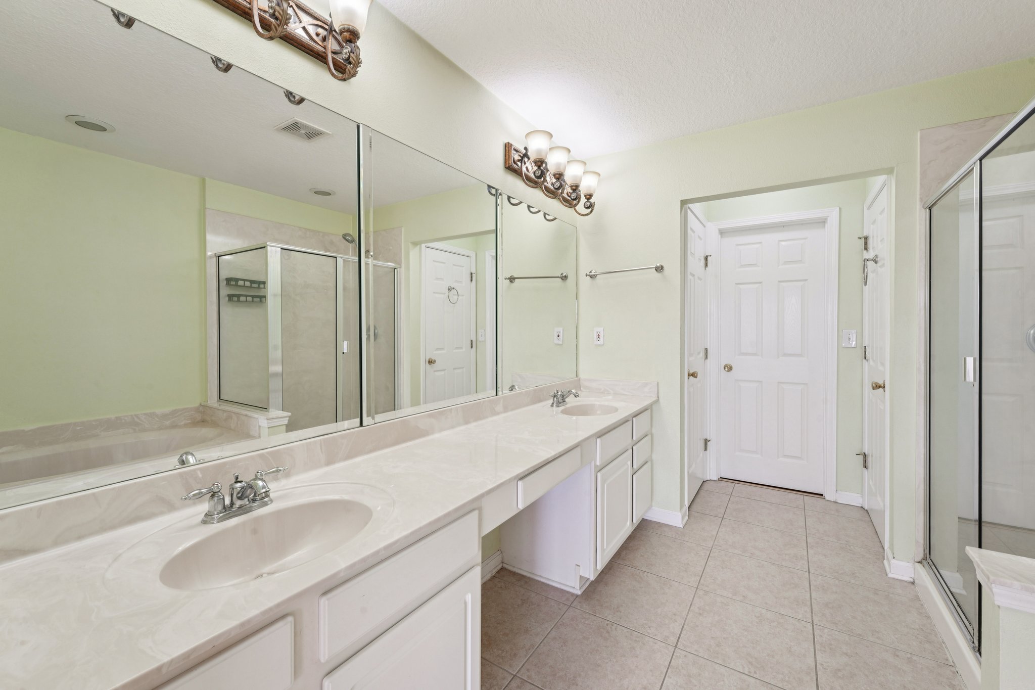 Castlemain Cir E-S1104-028.jpg