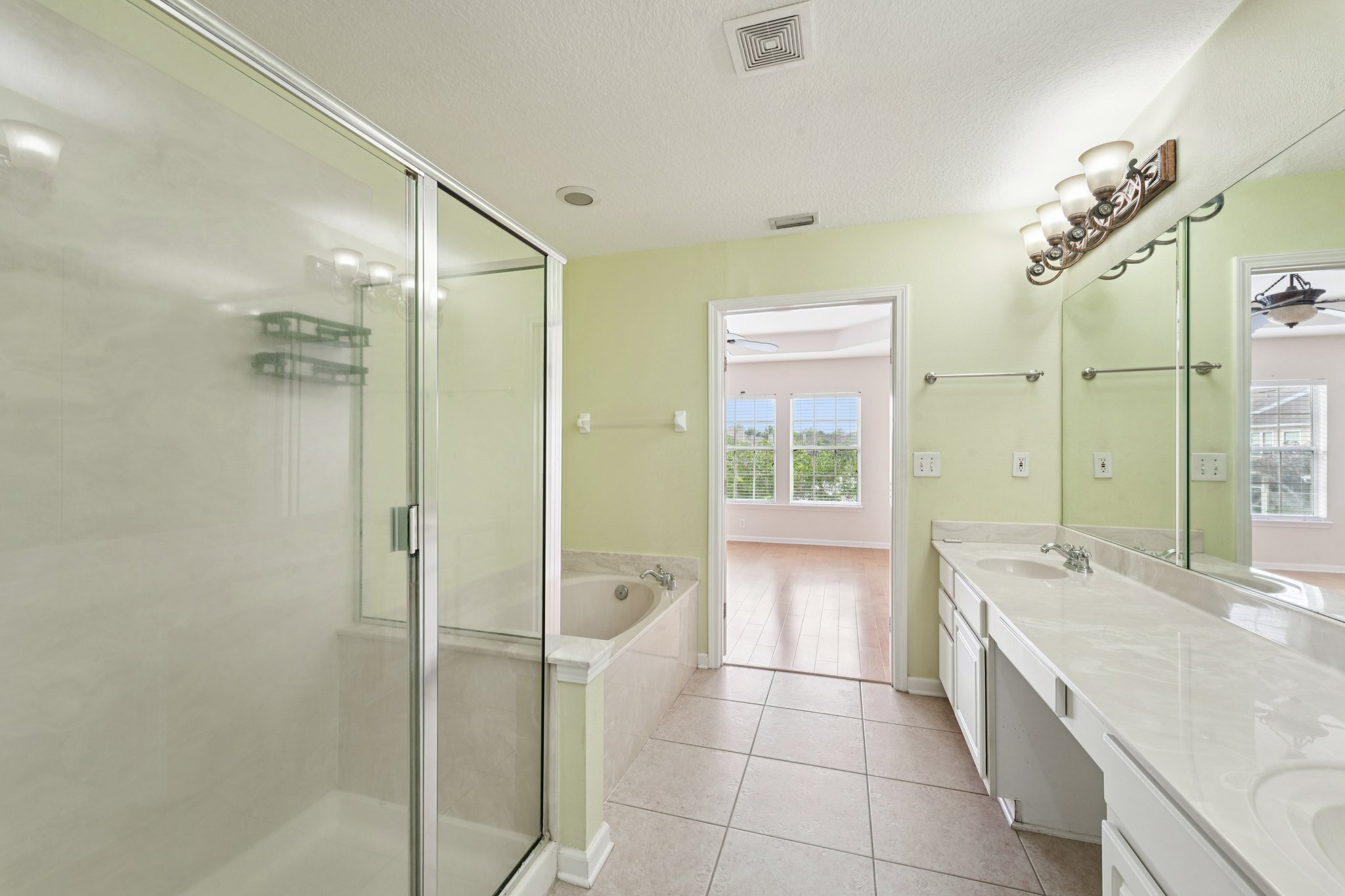 Castlemain Cir E-S1104-030.jpg