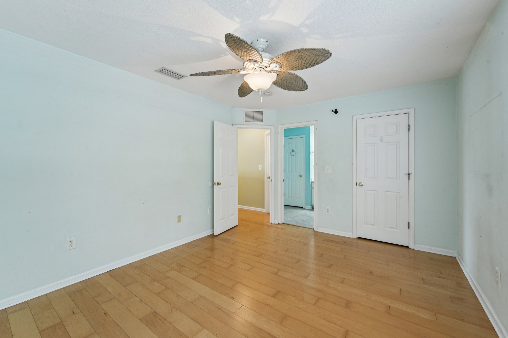 Castlemain Cir E-S1104-033.jpg