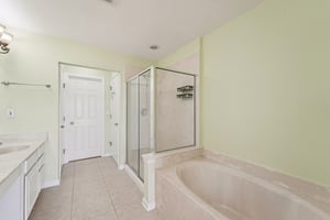 Castlemain Cir E-S1104-029.jpg