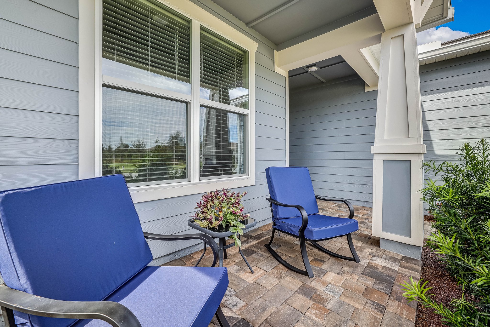 Front Porch/Entrance