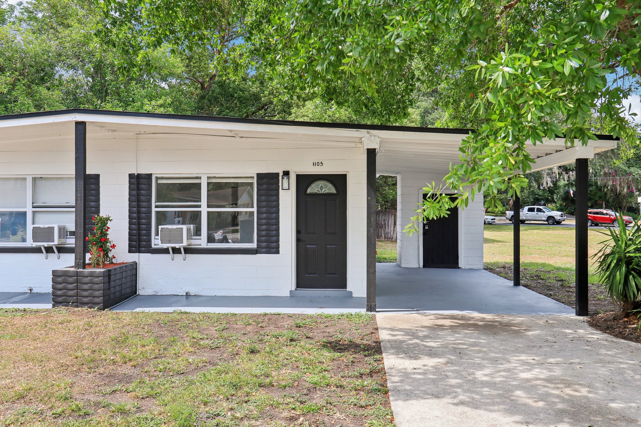 1105 E South St-0705-002.jpg
