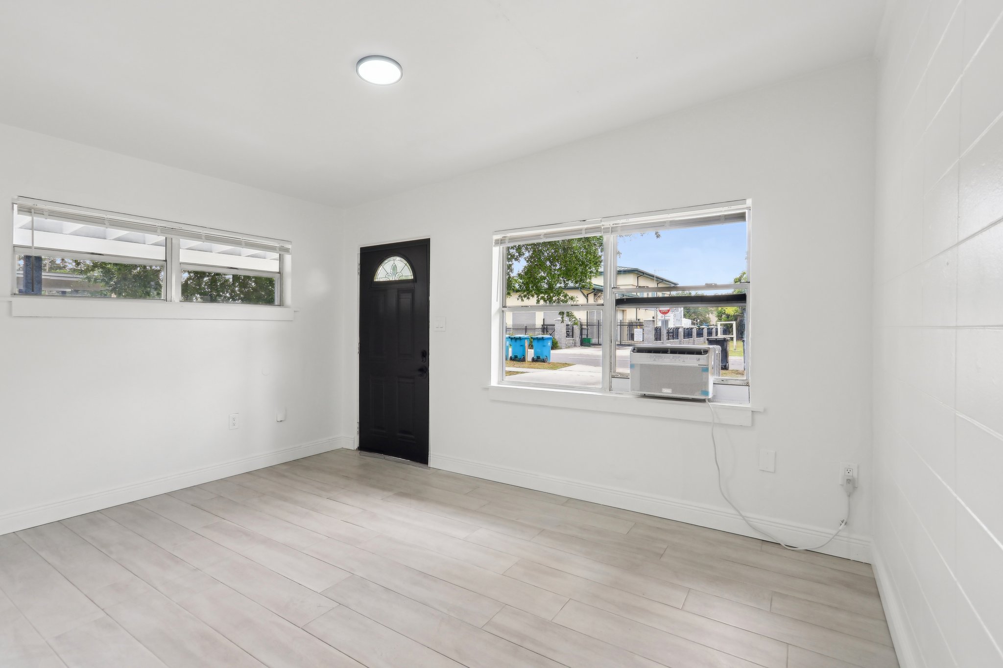 1105 E South St-0705-008.jpg
