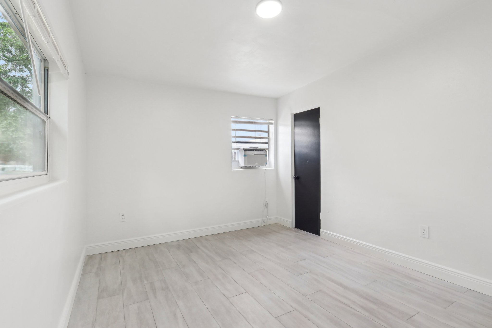 1105 E South St-0705-022.jpg