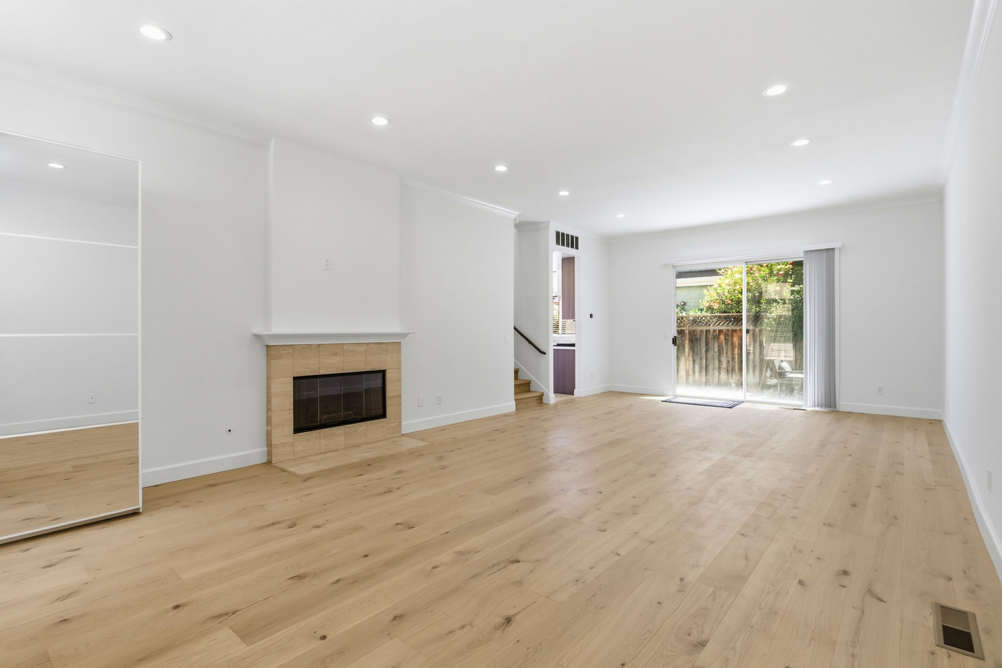 009_F8_1104 Lautrec Terrace