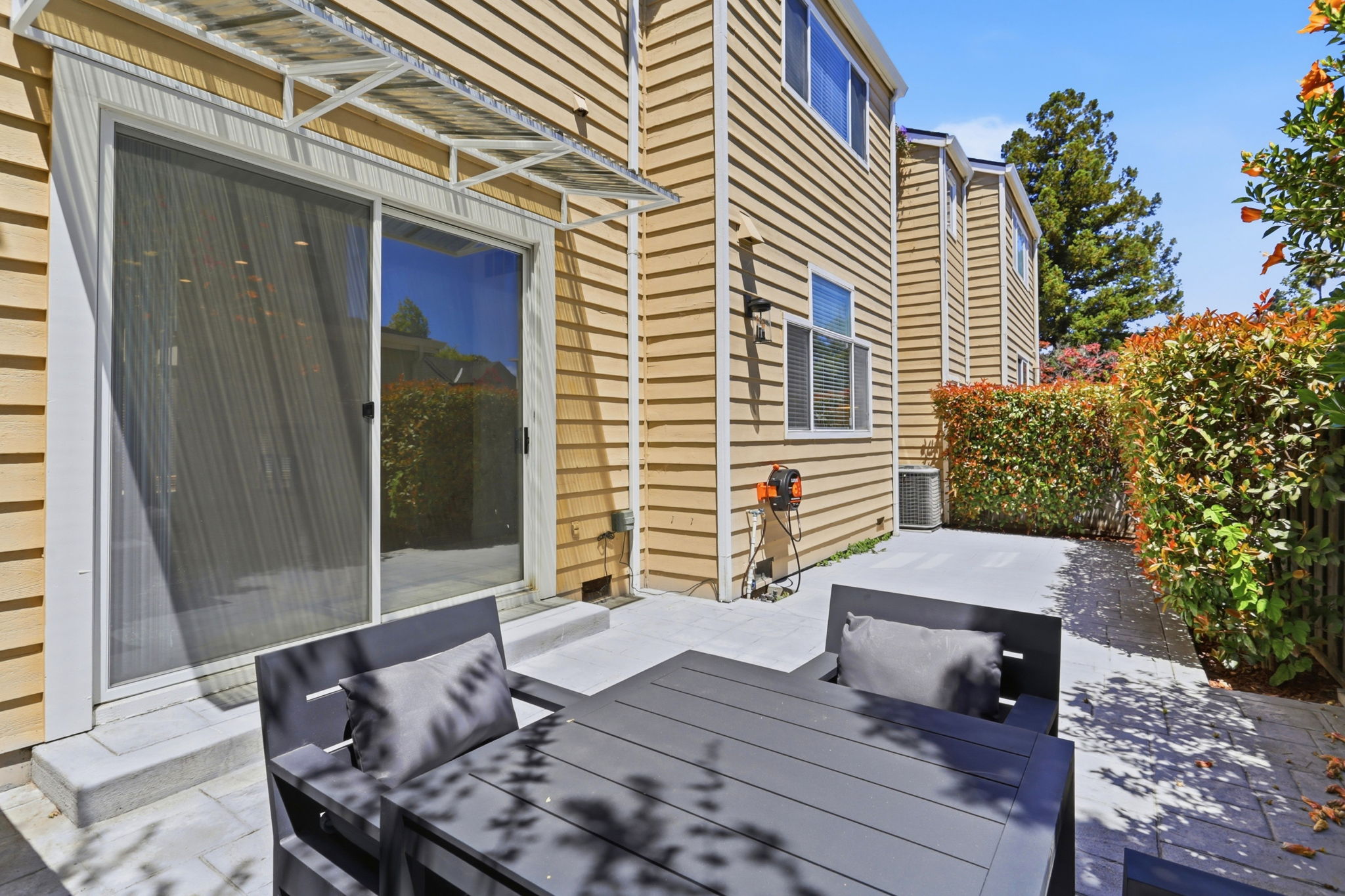 037_F8_1104 Lautrec Terrace