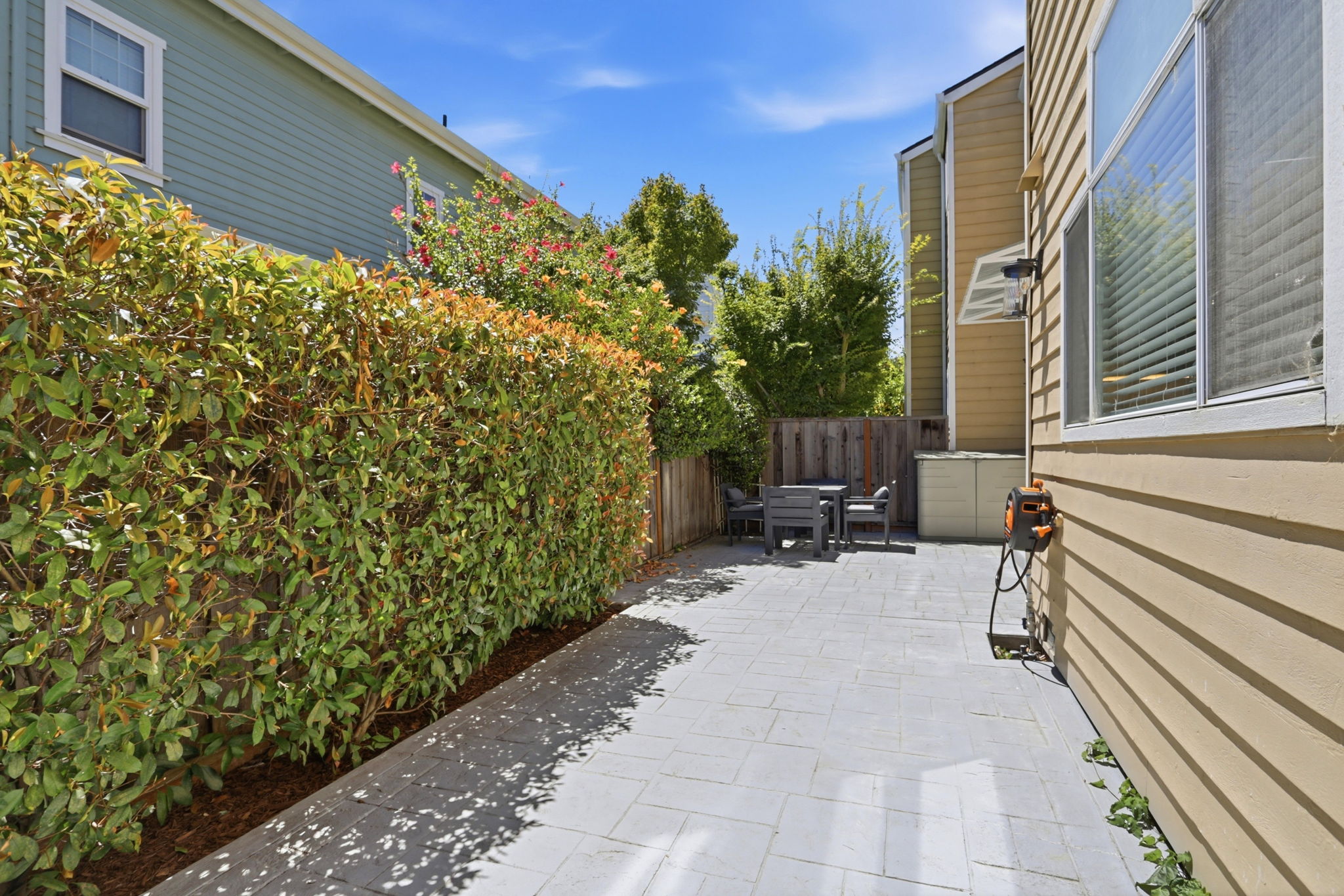 040_F8_1104 Lautrec Terrace