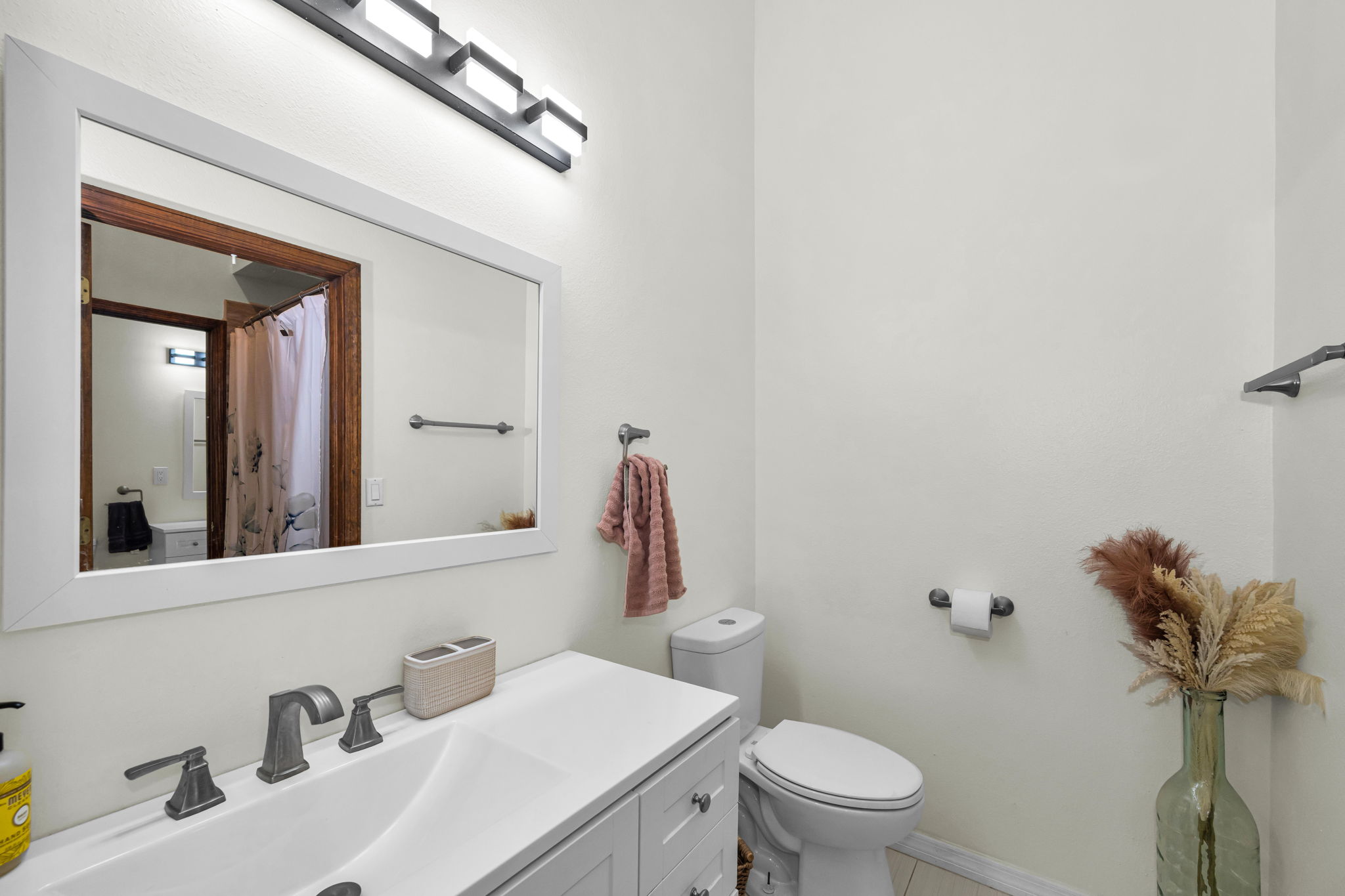 Upper Level Jack and Jill Bathroom 2a