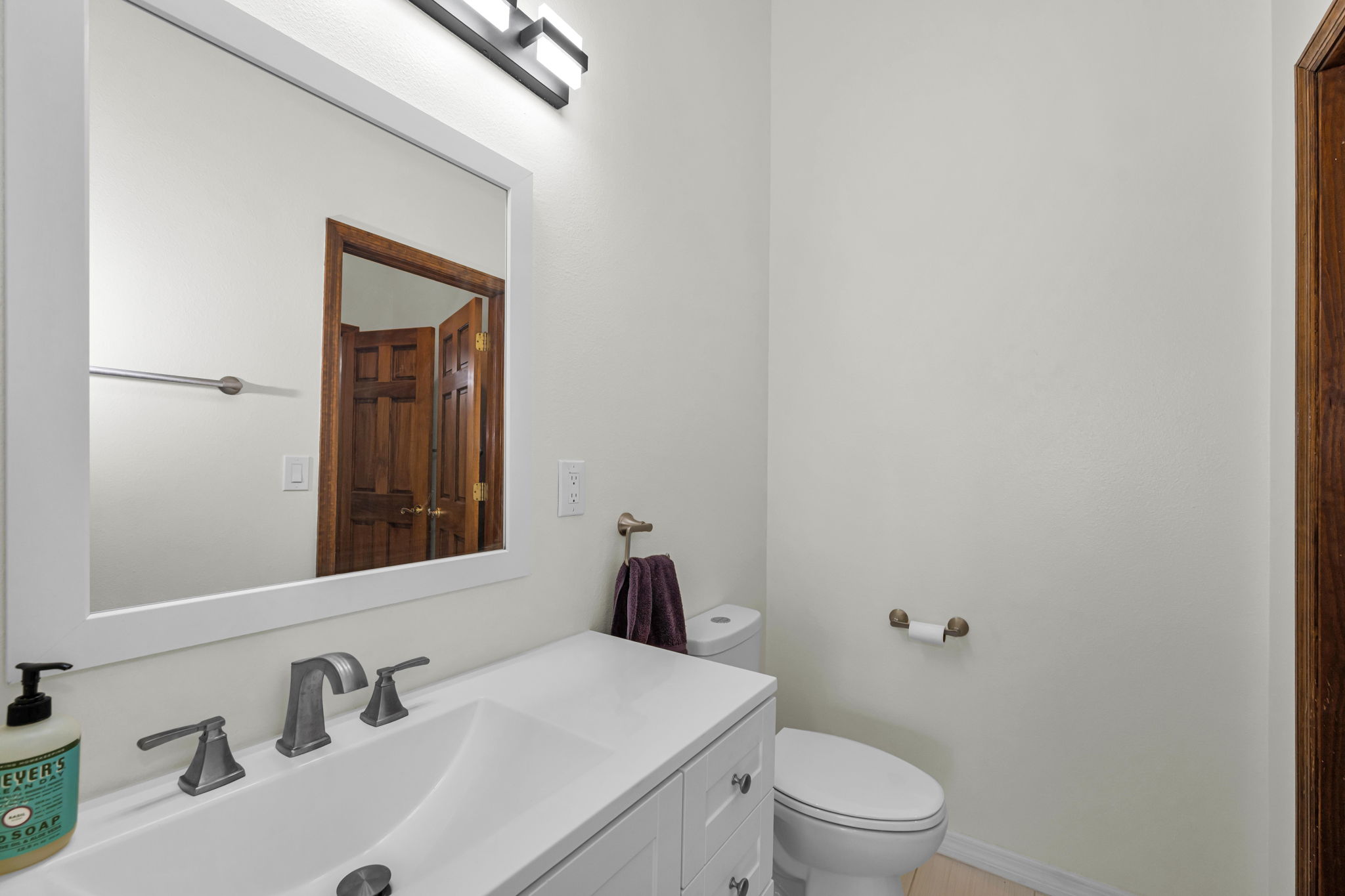 Upper Level Jack and Jill Bathroom 2c