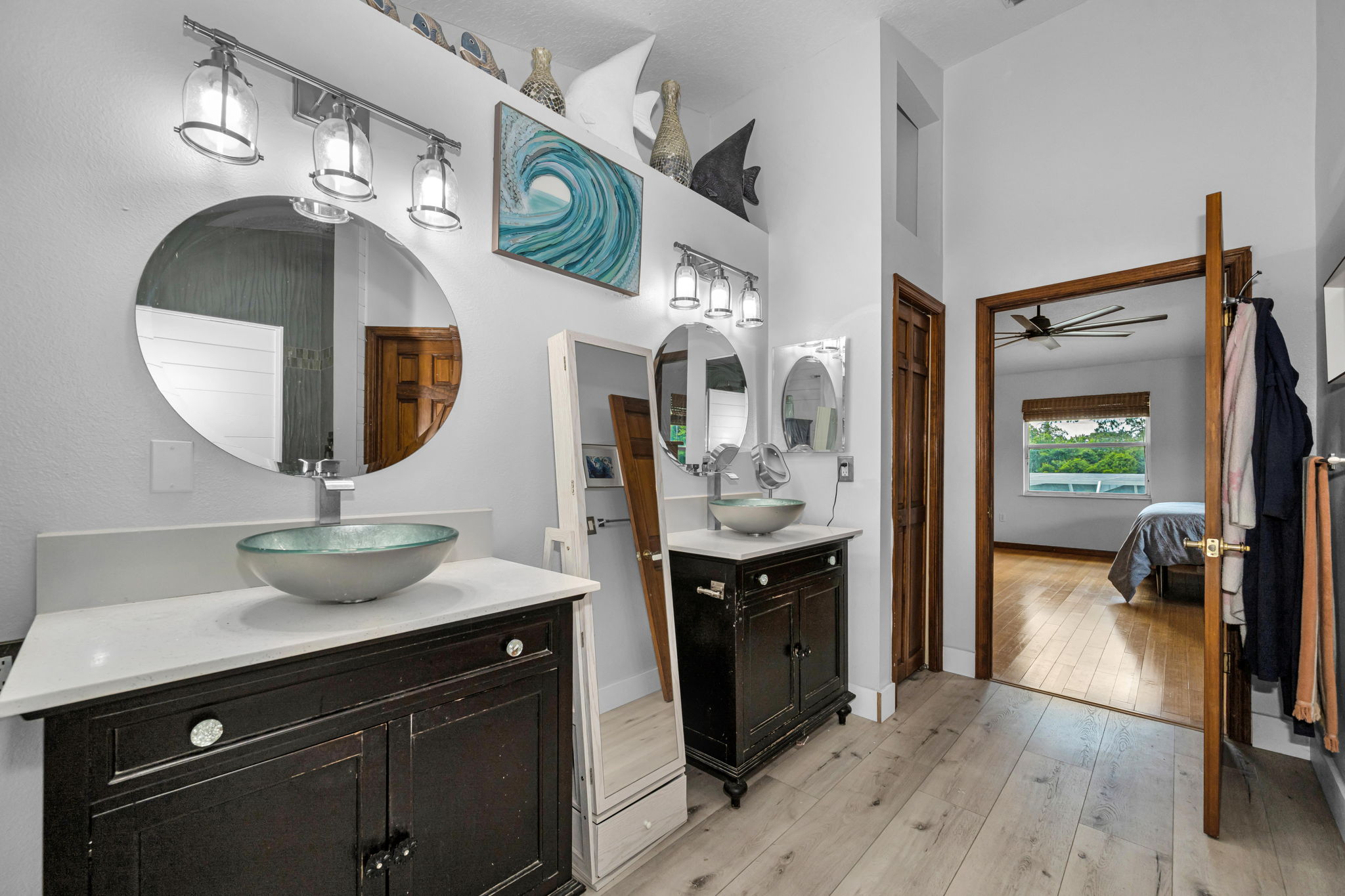 Upper Level Primary Bathroom 1b