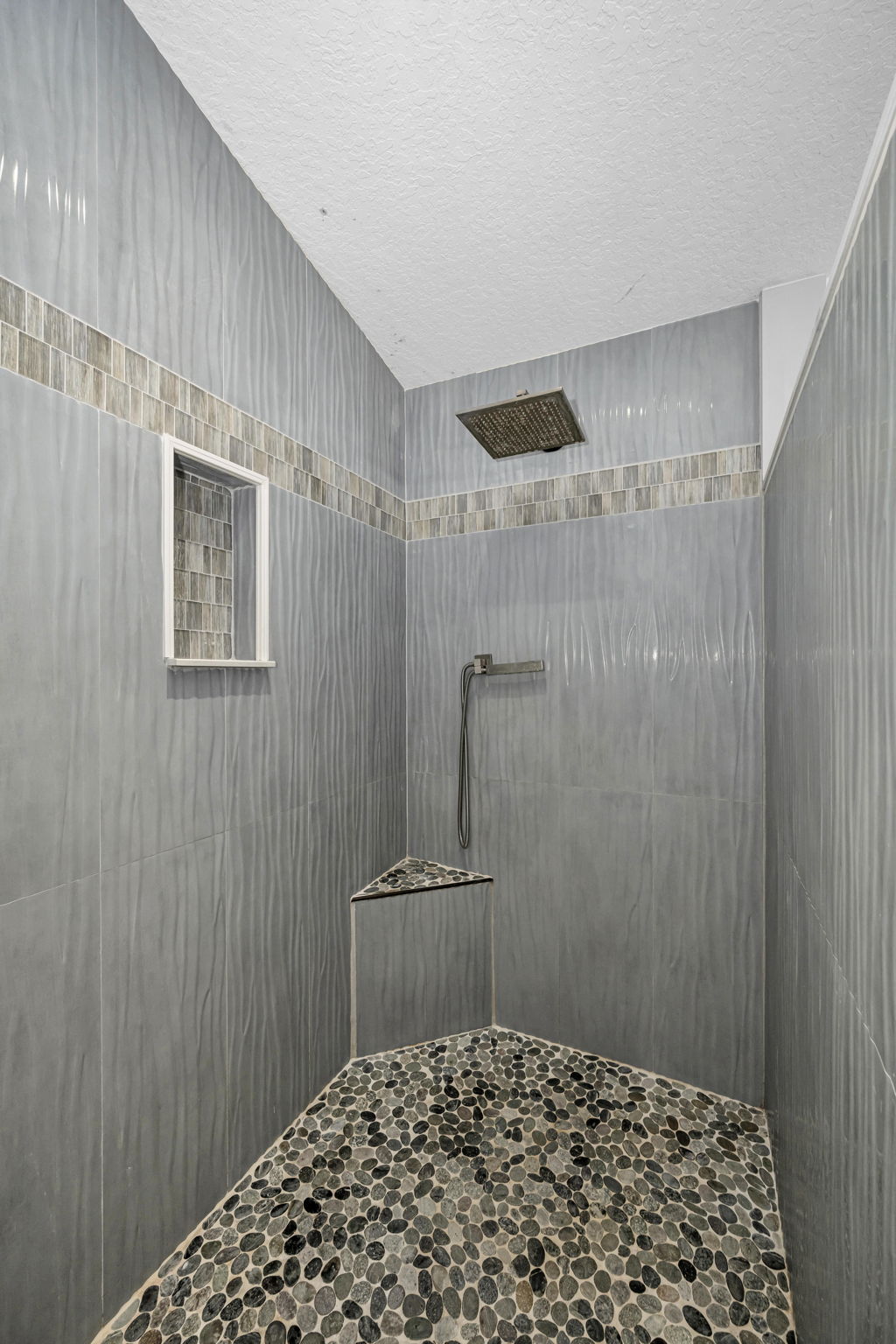 Upper Level Primary Bathroom 1c