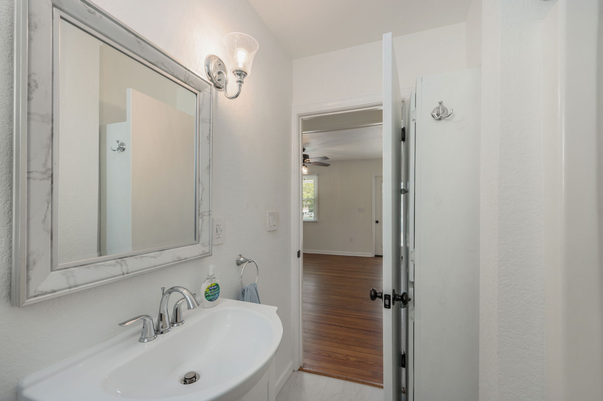 1106-Cardinal-St-Full-Bath-V2