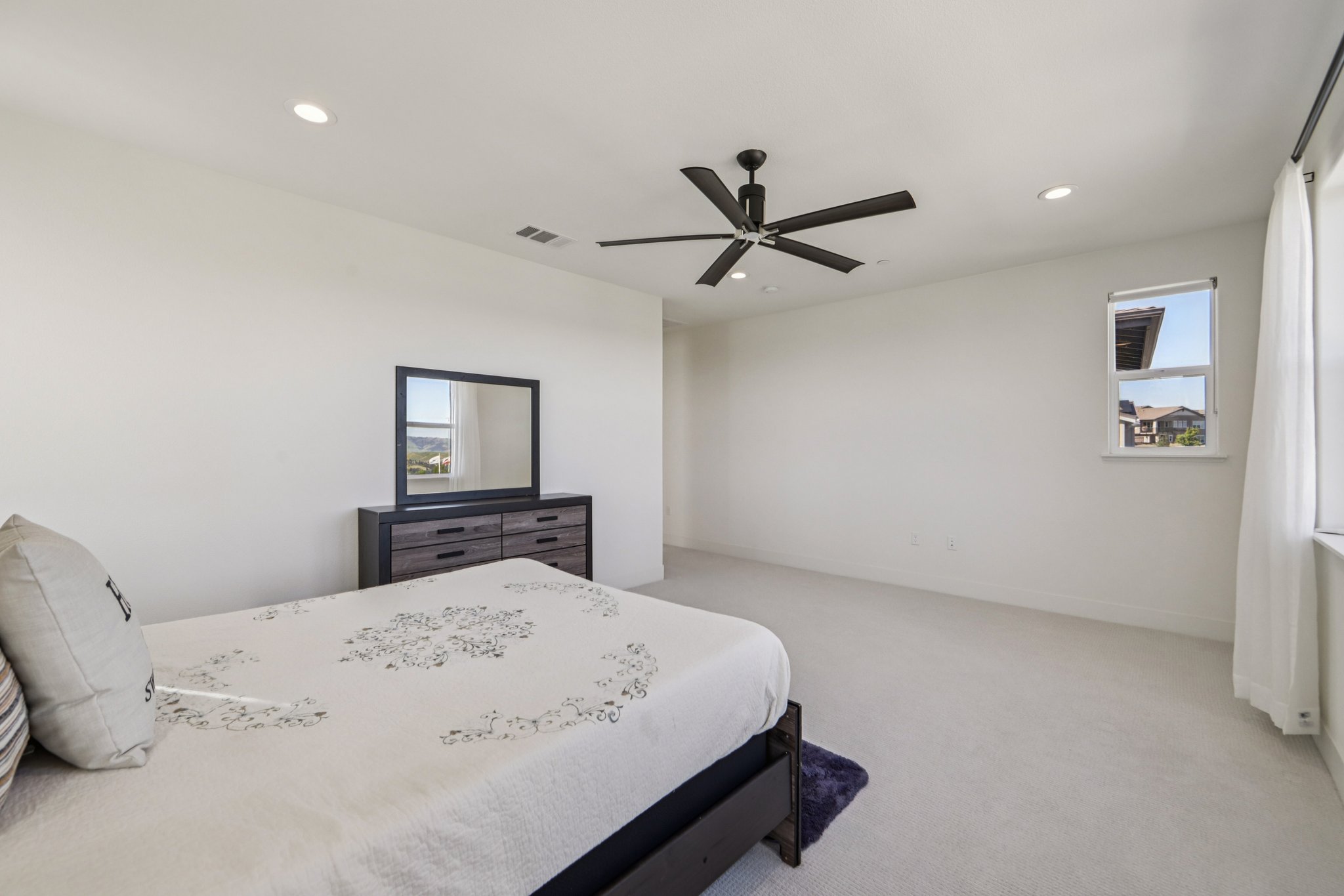 Mateo Miller Cir-S0404-022.jpg