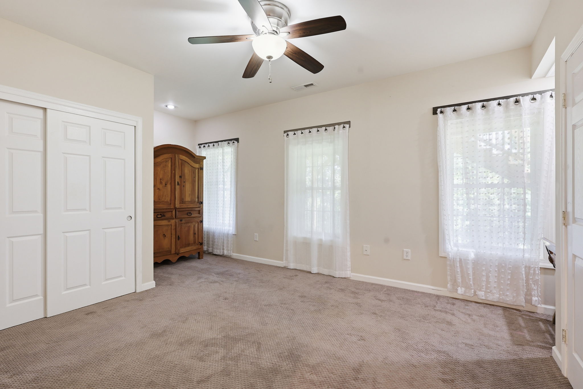 Bedroom 5 with space for king bed