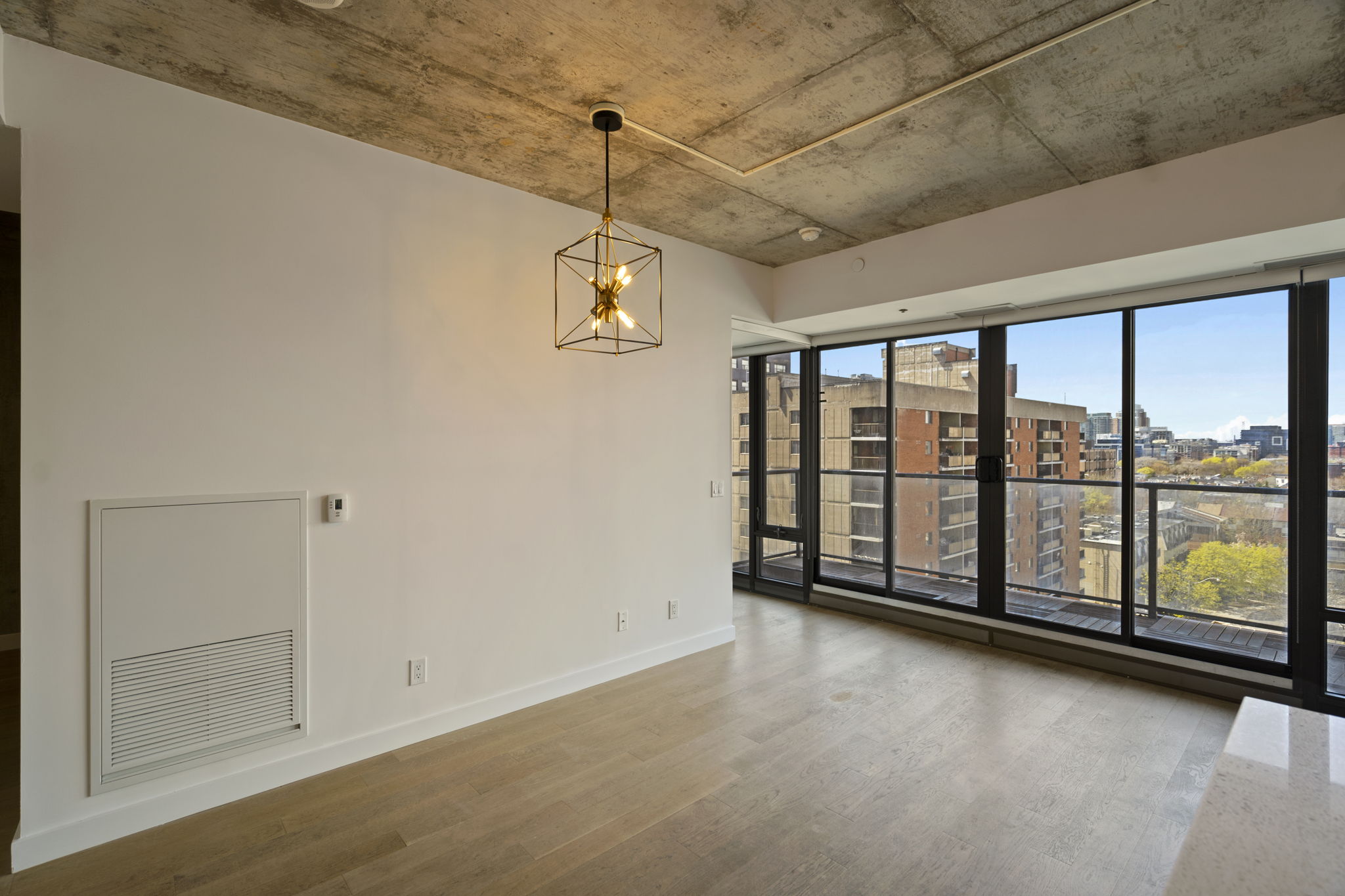 111 Bathurst St 809 Toronto, ON M5V 0M9