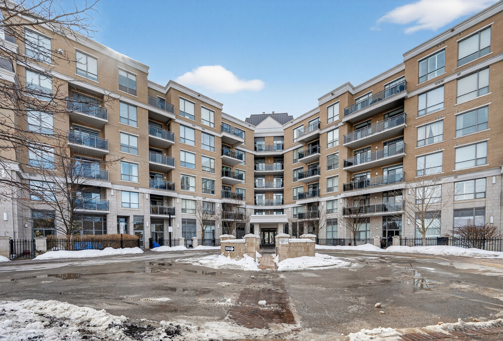 111 Civic Square Gate 207, Aurora ON