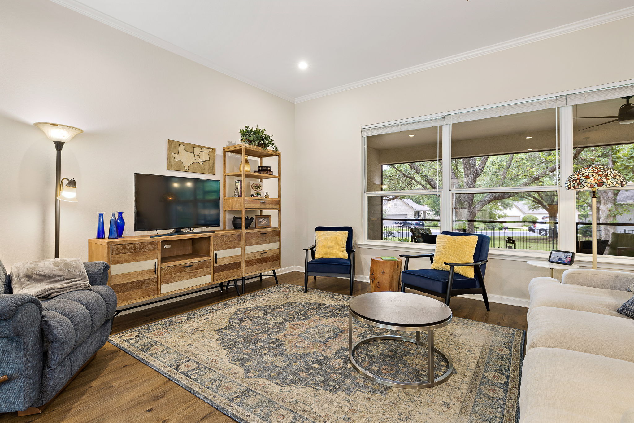 Expansive living room area to accomodate your family.