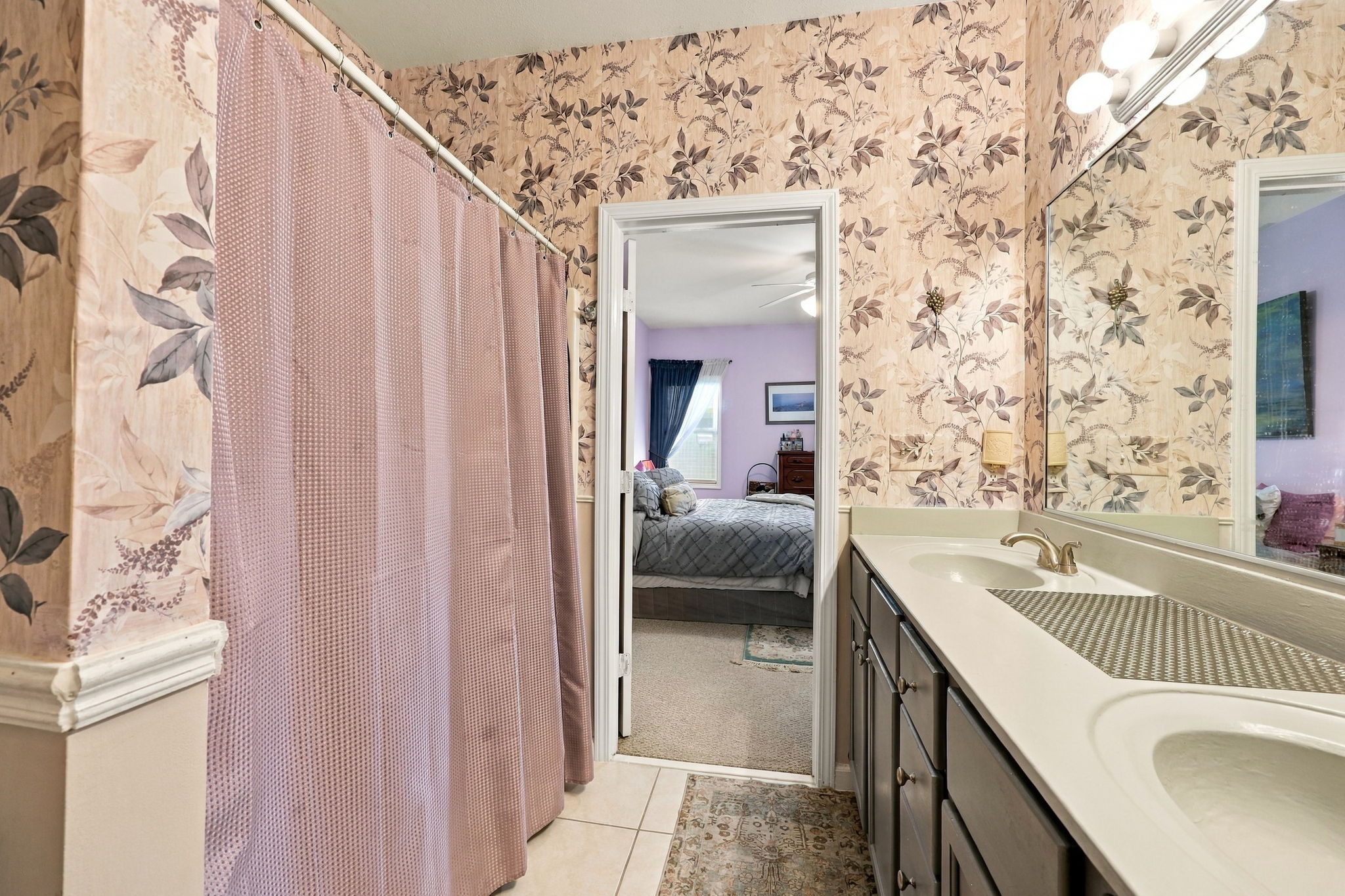 Primary En Suite w/ Walk-In Shower