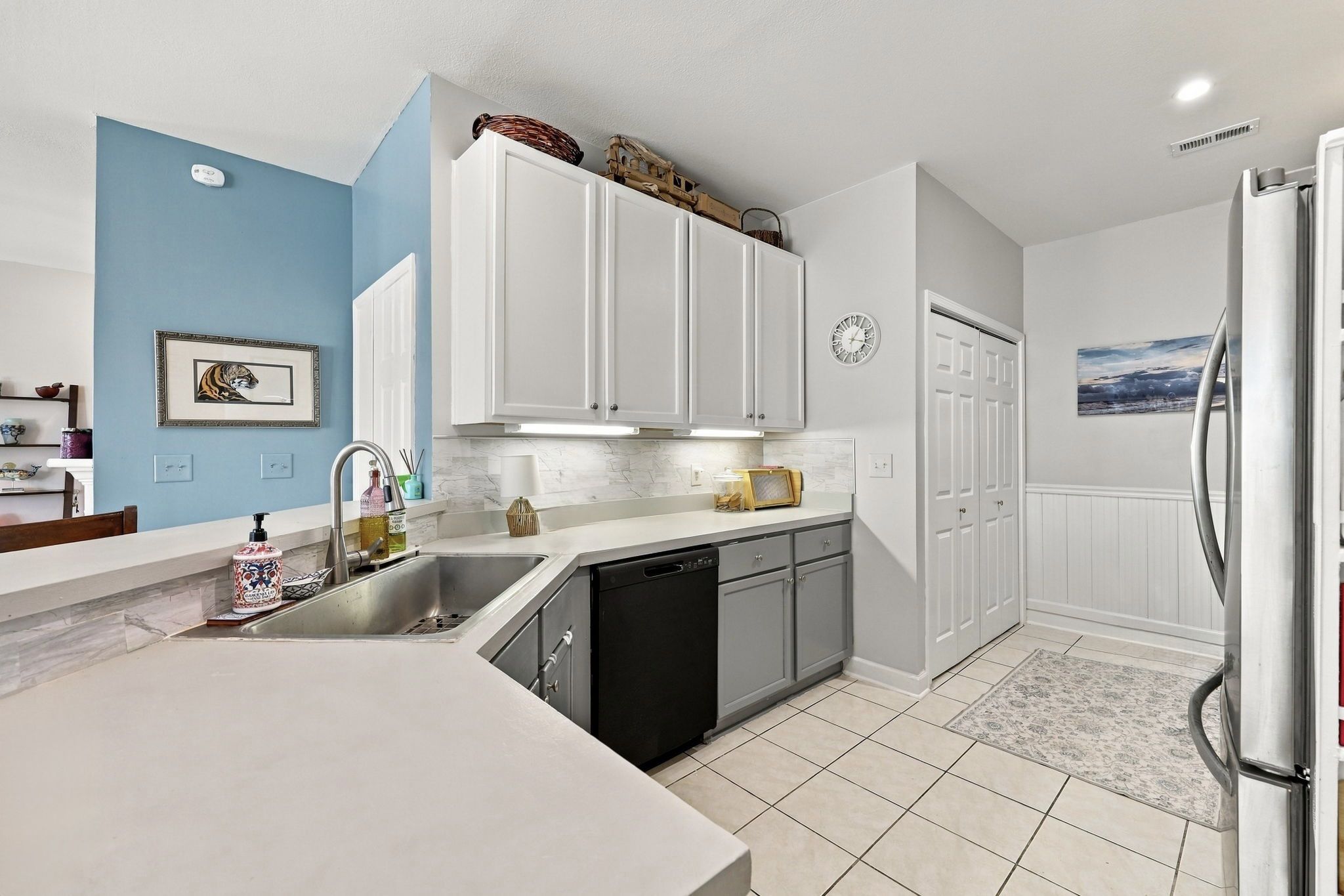 Updated Kitchen w/ Laundry Closet/Pantry