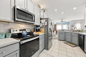 Updated Kitchen w/ Newer Appliances