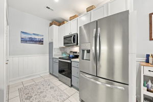Updated Kitchen w/ Stainless Steel/Black Appliances