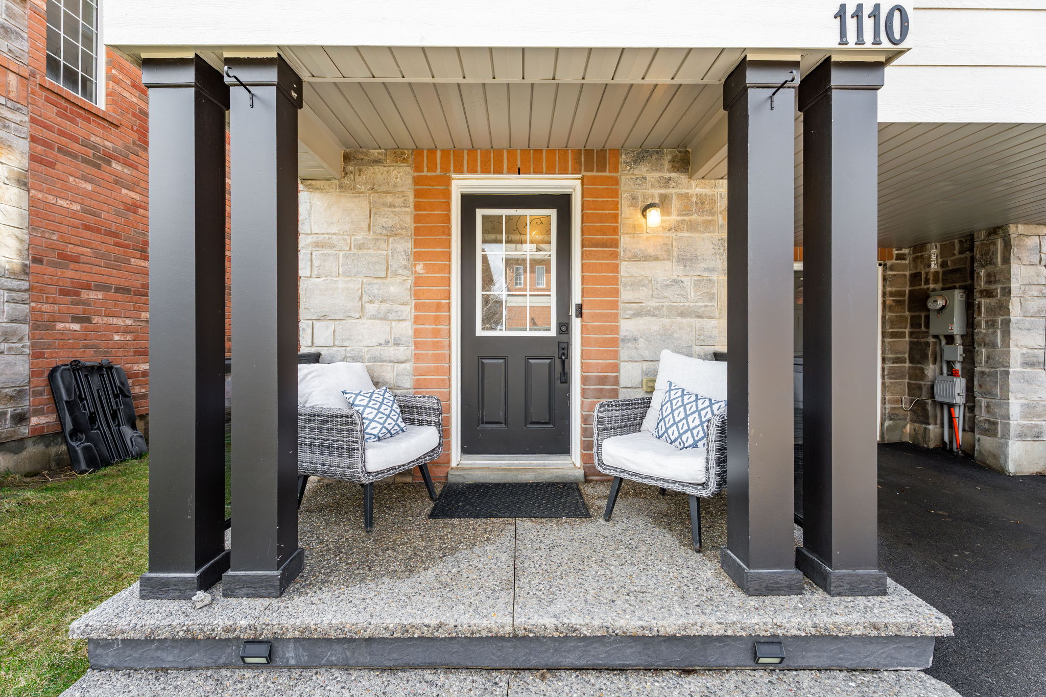 Front Porch/Entrance