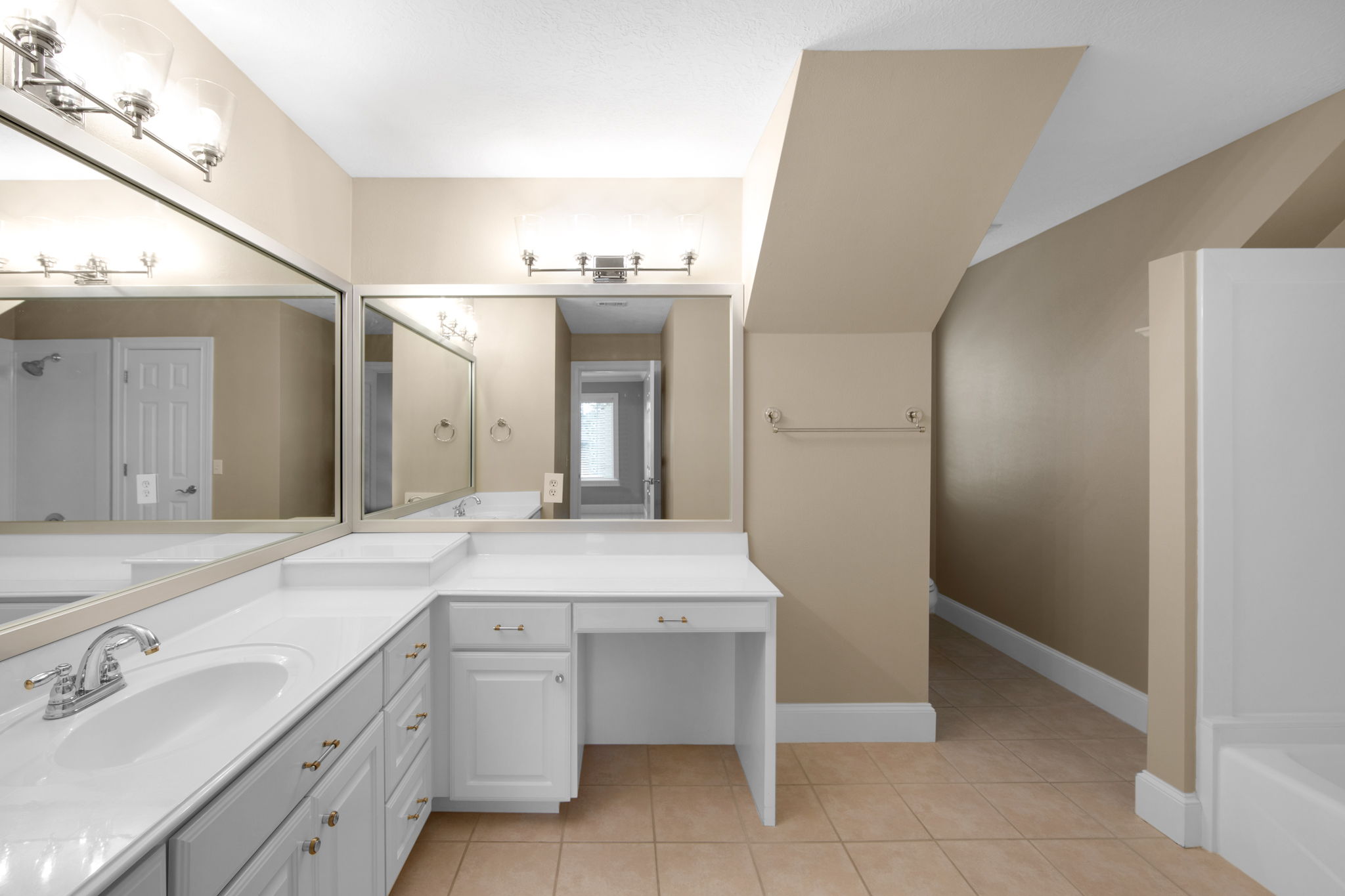 2nd floor primary bathroom