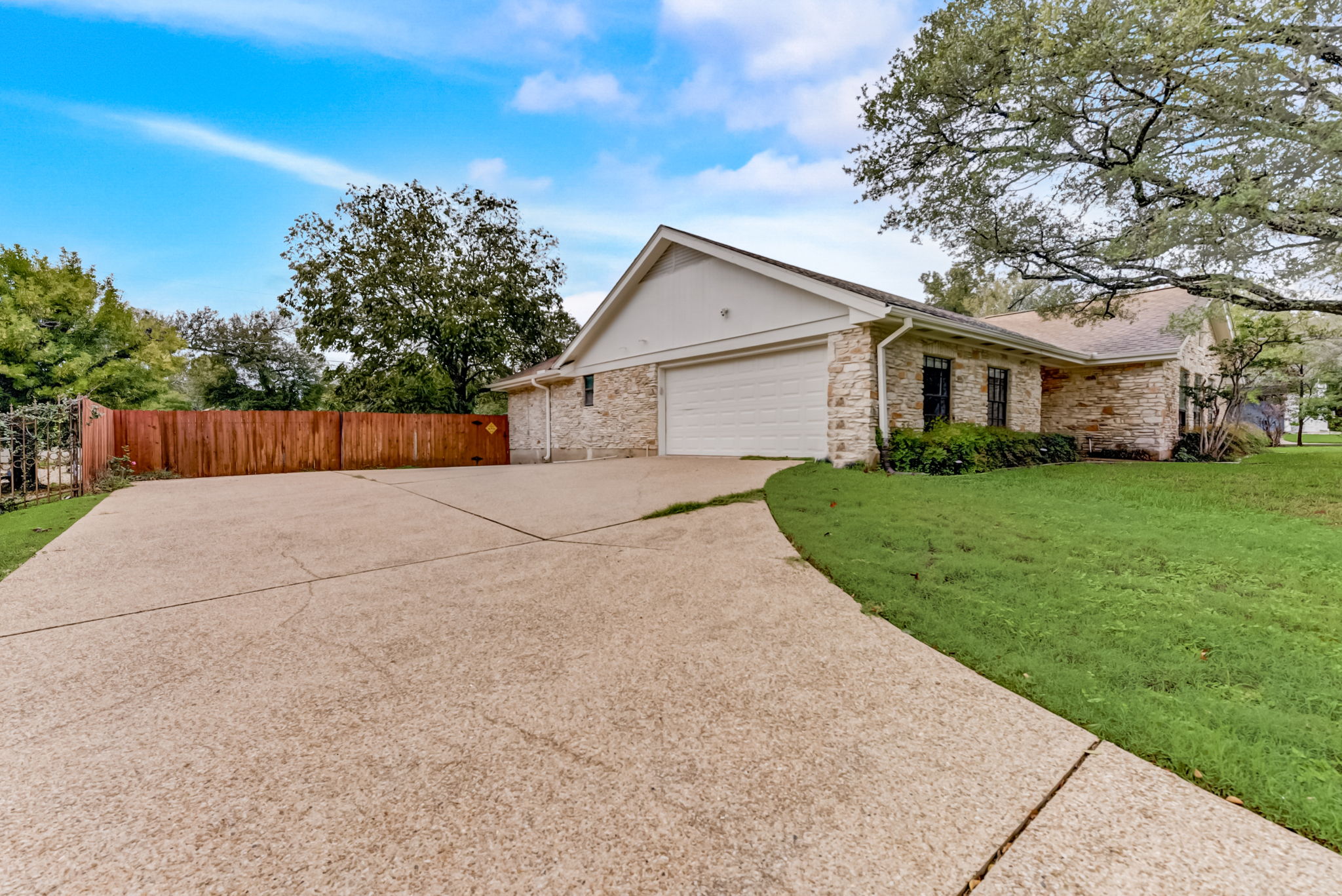 Shady Hollow Dr -045