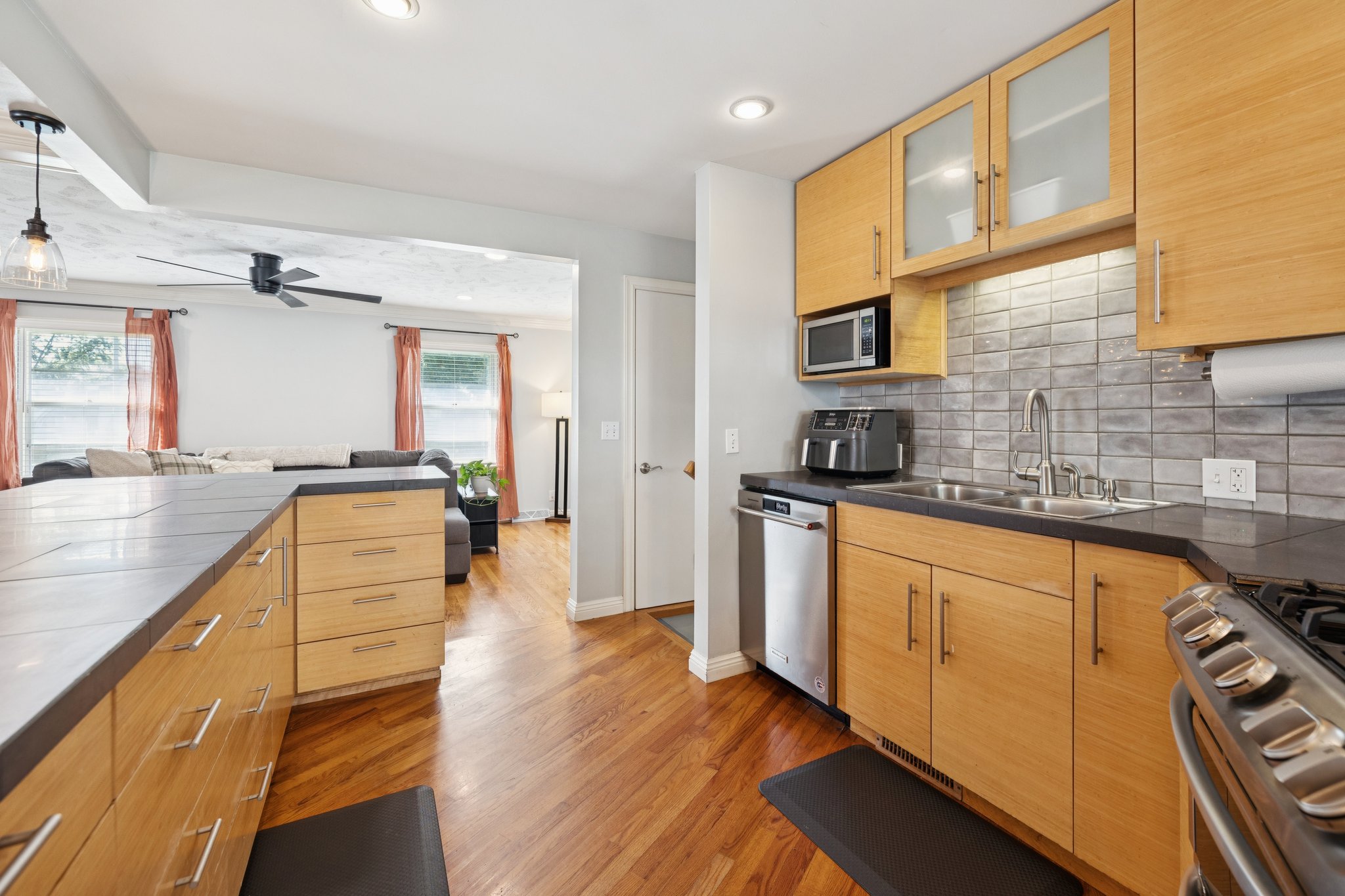 7232 - 11116 Hilltop Ave_009.jpg