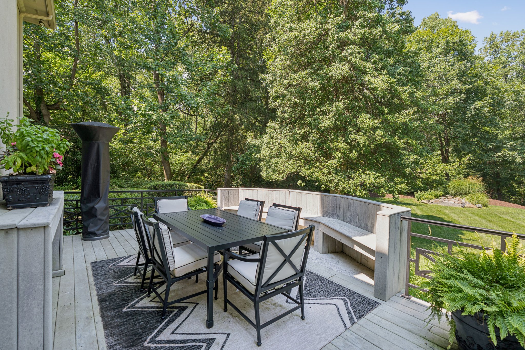 Outdoor Dining and Living Area