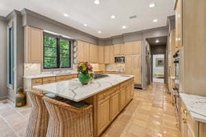 Large Center Island With Seating
