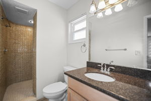 Bathroom 1 - 495A2515