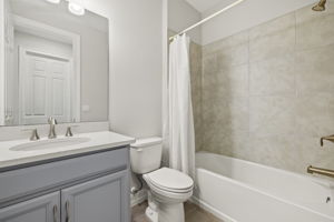 Guest bathroom with shower/bathtub