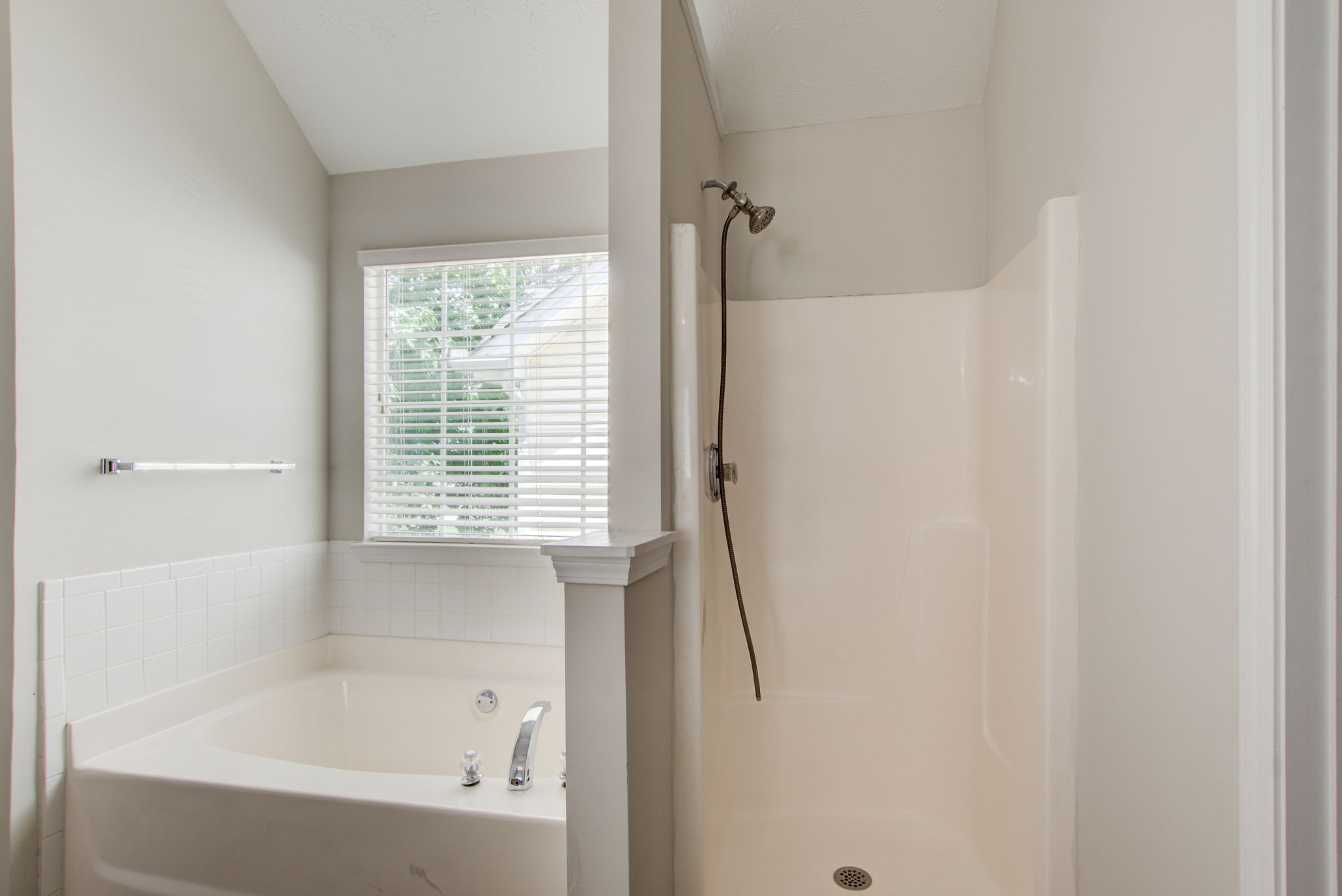 24 Main BR En Suite C Tub Shower Split