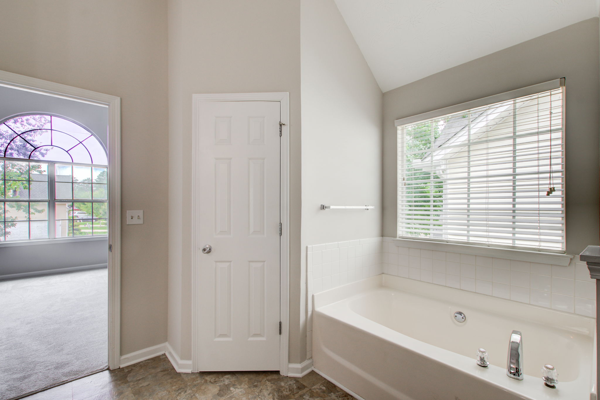 25 Main BR En Suite D Tub Detail w BR View