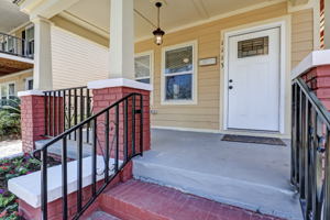 Front Porch/Entrance