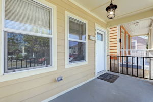 Front Porch/Entrance