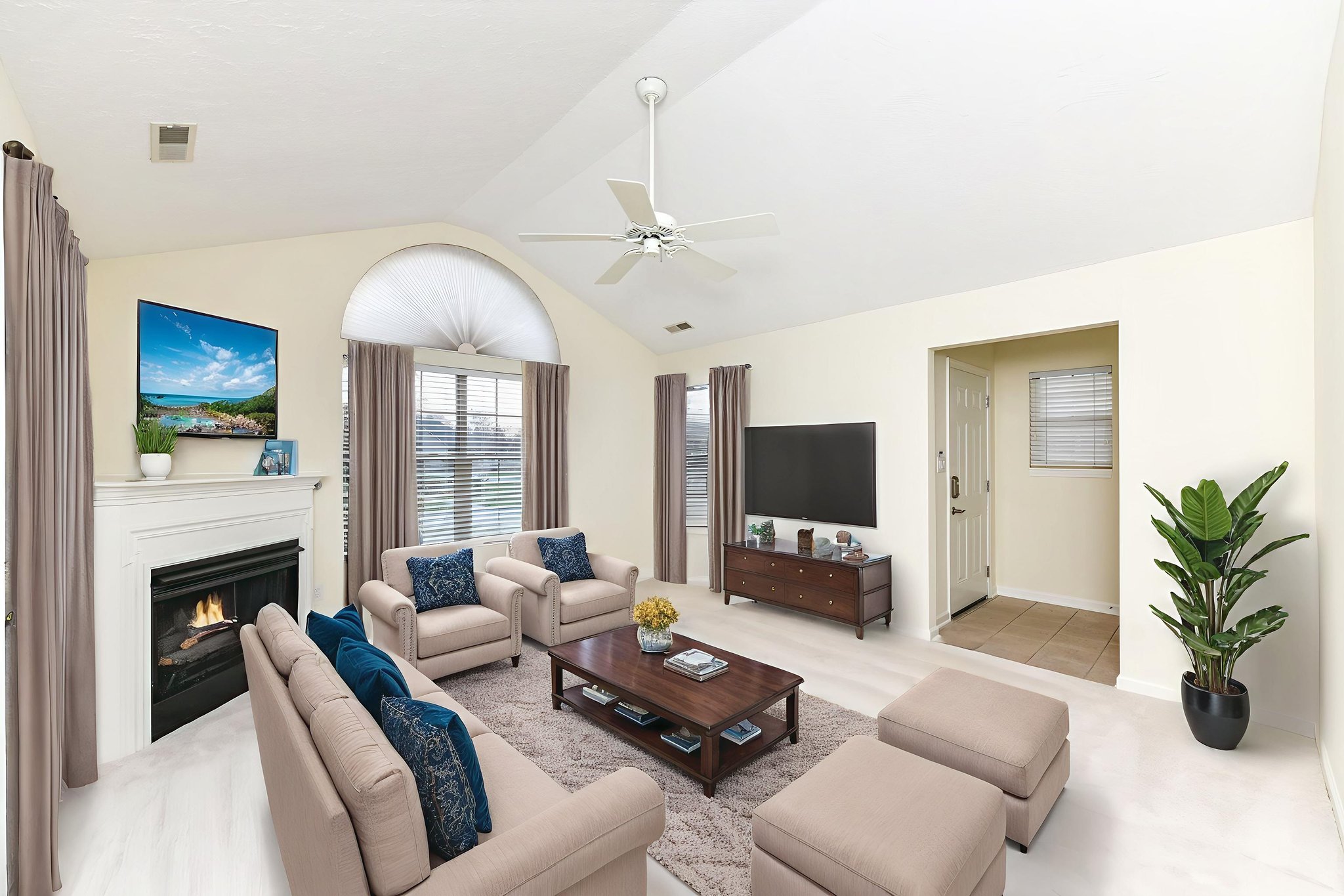 DSC_1145 virtually staged.jpeg