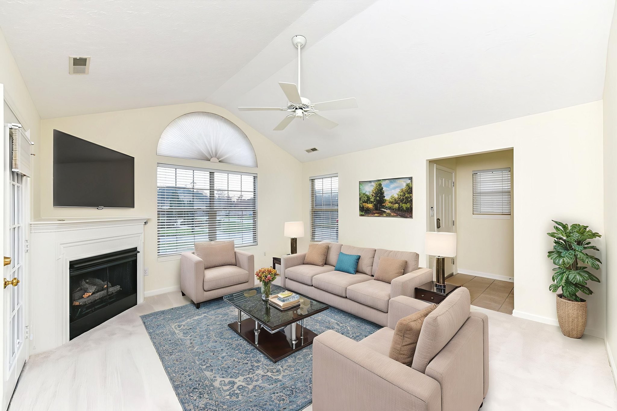 DSC_1145 virtually staged.jpeg