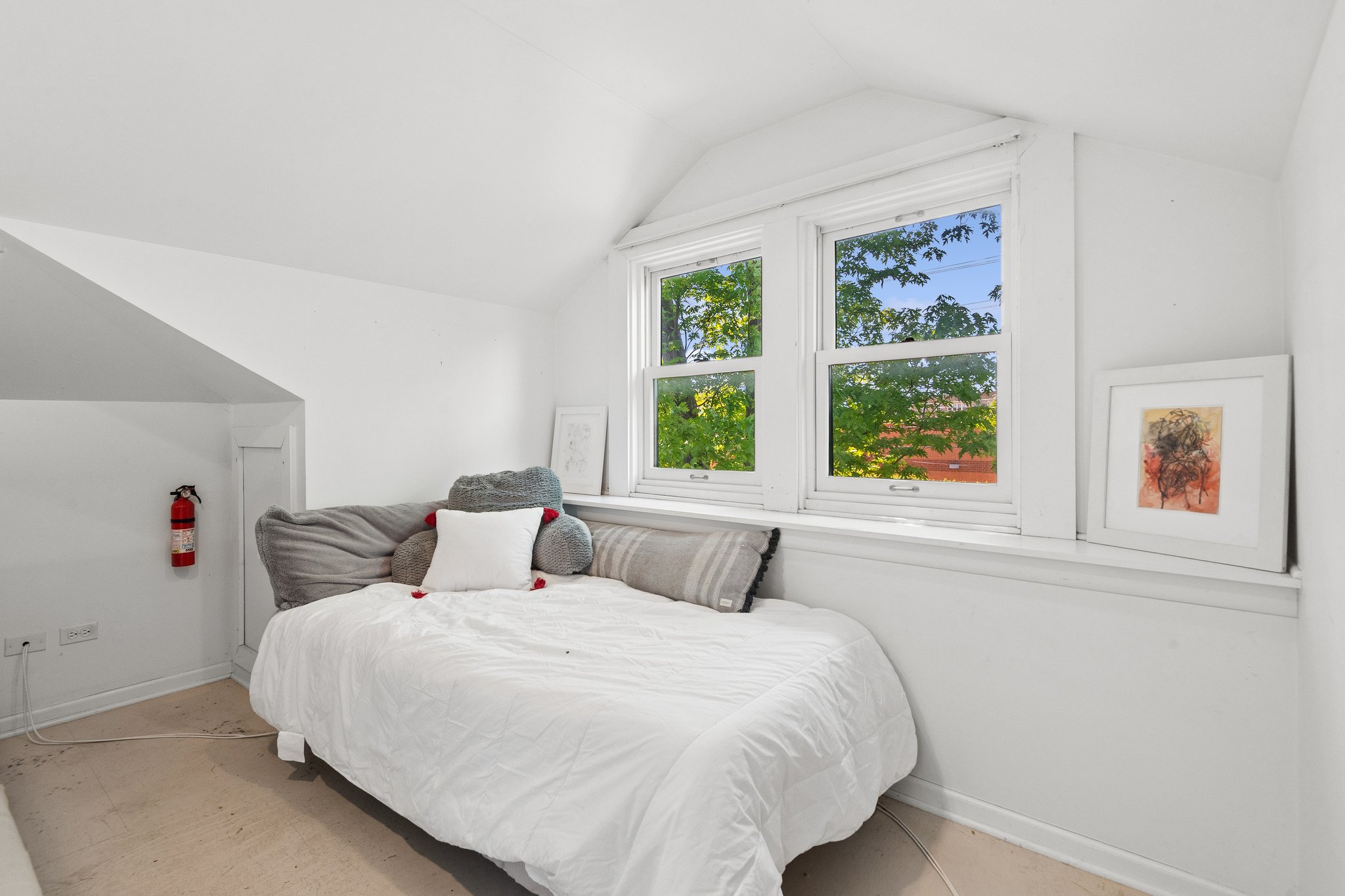 1114 Dobson St_019.jpg