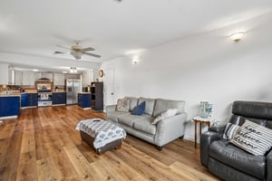 E 9th Pl-S0105-005.jpg